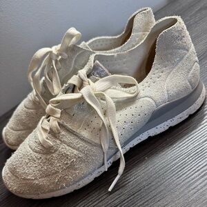 GUC UGG TYE STARDUST SILVER SHOES - WOMEN'S Size 8,5